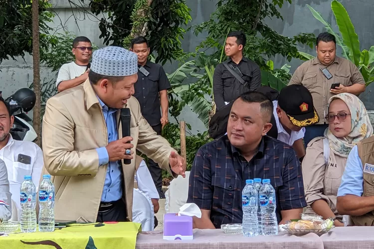 Calon Bupati Bogor Rudy Susmanto saat mengunjungi warga Cimandala, Sukaraja, Kabupaten Bogor, Selasa, 5 November 2024. (Ist)