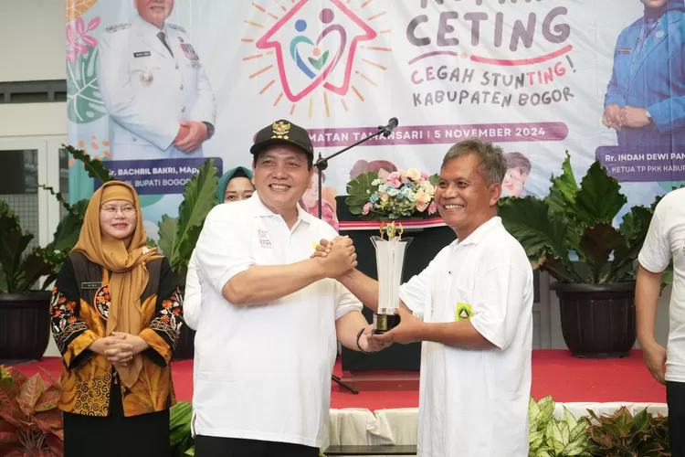 Pj Bupati Bogor Bachril Bakri saat meresmikan Rumah Cegah Stunting di Kecamatan Tamansari, Kabupaten Bogor, Selasa, 5 November 2024. (Diskominfo)