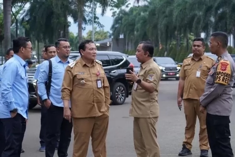 Pj Bupati Bogor Bachril Bakri bersama jajaran Kemendagri saat meninjau persiapan&nbsp;Rapat Koordinasi Nasional atau Rakornas Penyelenggaraan Pemerintahan Daerah Tahun 2024 di SICC Sentul, Senin, 4 November 2024. (Humas Pemkab Bogor)