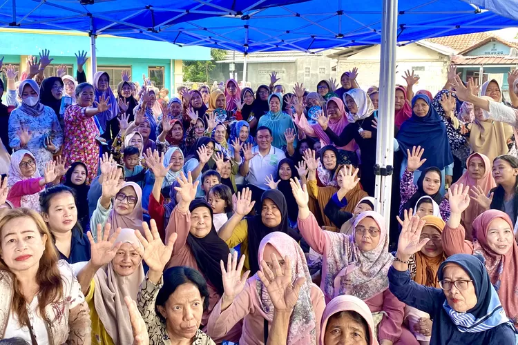 Foto bersama Calon Wali Kota Bogor, Dokter Rayendra bersama warga Kedung Badak usai menggelar acara Ngariung Sehat. 