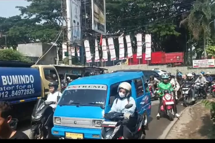 Kemacetan dari  Jalan Raya Kadumangu menuju Babakanmadang.