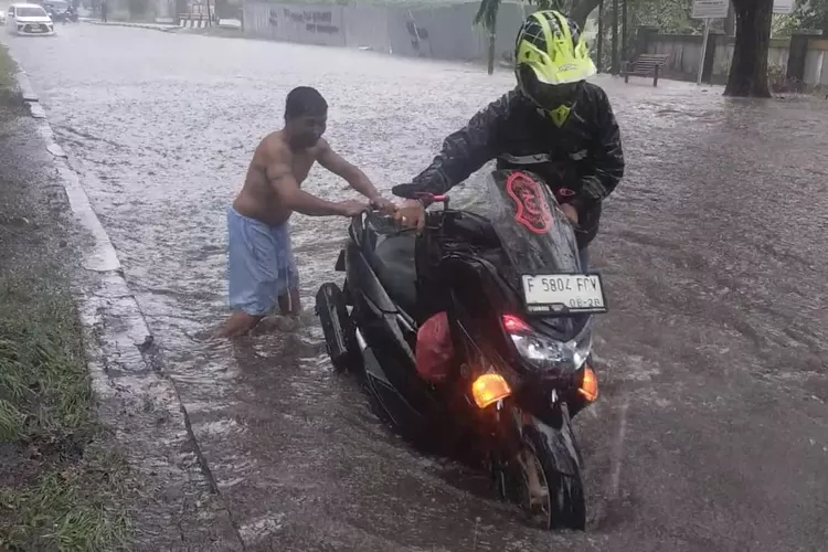 Cuaca ekstrem hujan deras di Jalan Ahmad Yani, Palabuhanratu, Kabupaten Sukabumi, menyebabkan jalan terendam banjir (Indra)