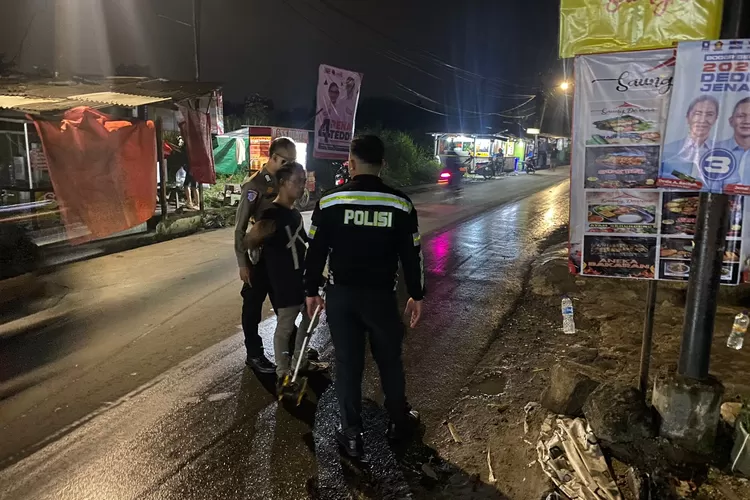 Petugas kepolisian melakukan olah TKP kecelakaan yang melibatkan angkot dan motor, hingga menyebabkan 4 orang terluka.  (Dok polisi)