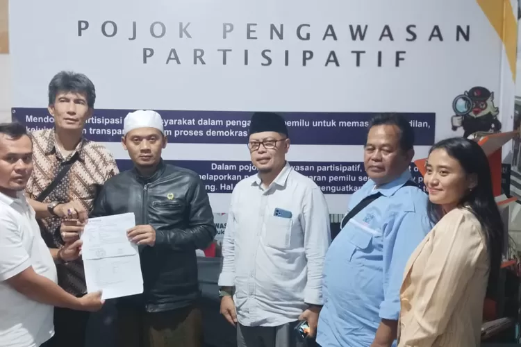 Laskar Fisabilillah (LFI) Kota Sukabumi bersama tim hukum pasangan calon (Paslon) Wali Kota Sukabumi nomor urut satu, Achmad Fahmi-Dida Sembada.