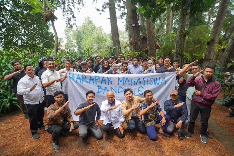 Calon Wakil Gubernur Jawa Barat Ilham Habibie&nbsp;bertemu mahasiswa&nbsp;Bandung di 372 Coffee, Bandung, Jumat, 8 November 2024. (Ist)