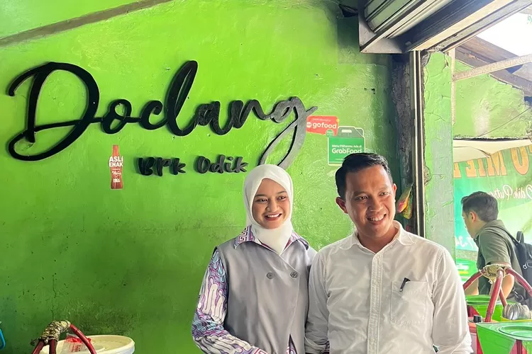 Sembari menikmati makanan khas Bogor Doclang bareng istri tercinta, Sendi Fardiansyah tegaskan ingin kuliner khas Kota Bogor mendunia (dok pribadi)