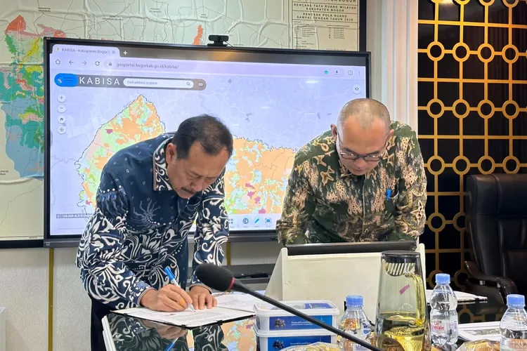 MoU pembangunan flyover Tenjo, Kecamatan Tenjo, Kabupaten Bogor antara Pemkab Bogor dengan PT MAU&nbsp;di Ruang Rapat Sekda Kabupaten Bogor, Jumat, 8 November 2024. (Diskominfo)