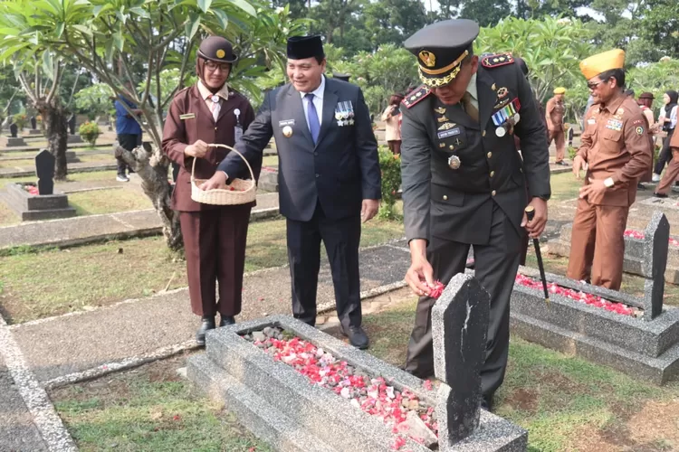 ziarah nasional di Taman Makam Pahlawan (TMP) Pondokrajeg Cibinong, Sabtu, 9 November 2024. (Diskominfo)