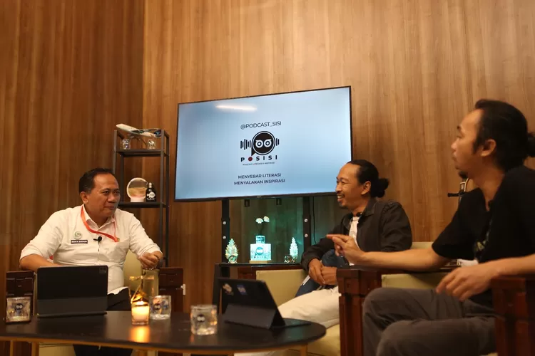 Kepala Dinas Koperasi dan UMKM Kabupaten Bogor Iman Wahyu Budiana (kiri) saat Podcast Posisi di Pokwan DPRD Kabupaten Bogor, Senin, 11 November 2024. (Pokwan)