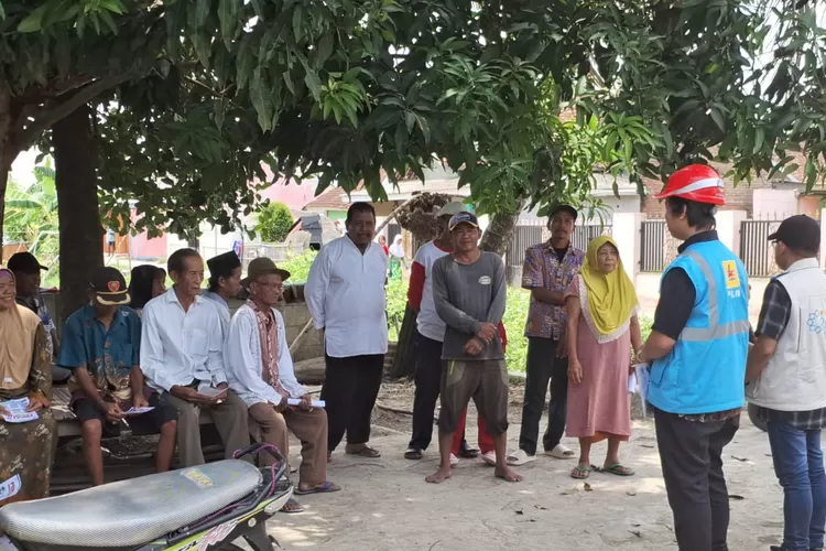 Menyambut Hari Pahlawan, PLN UP3 Karawang menggelar sosialisasikKeselamatan ketenagalistrikan di Kecamatan Batujaya (Herman)