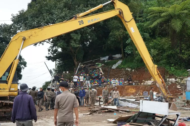 Satpol PP Kabupaten Bogor mengerahkan alat berat untuk membongkar bangunan liar di Jalur Puncak Bogor, Senin, 11 November 2024. (Diskominfo)