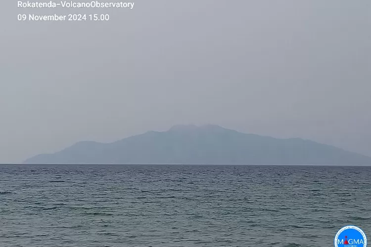 Gunung Rokatende di Pulau Palue, Kabupaten Sikka, Nusa Tenggara Timur (NTT). (X/@MlgResistance)