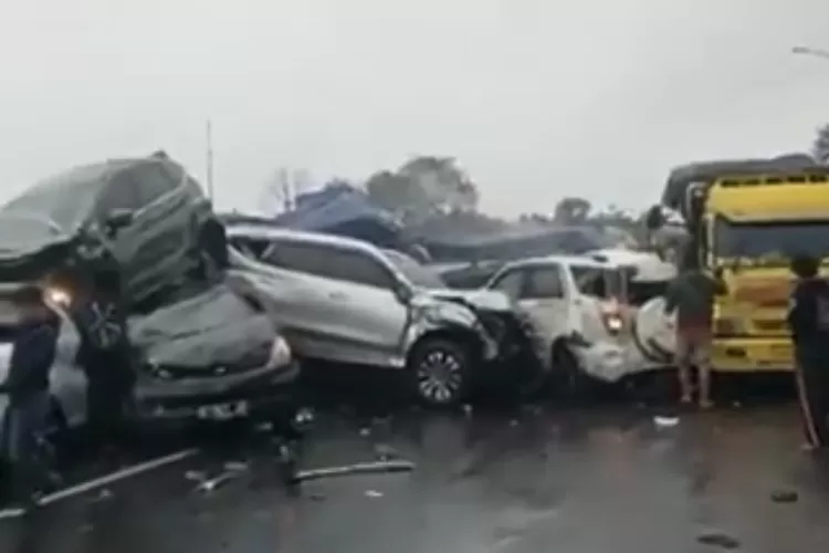 kecelakaan Tol Cipularang KM 92 yang terjadi pada, Senin, 11 November 2024. (Tangkapan layar)
