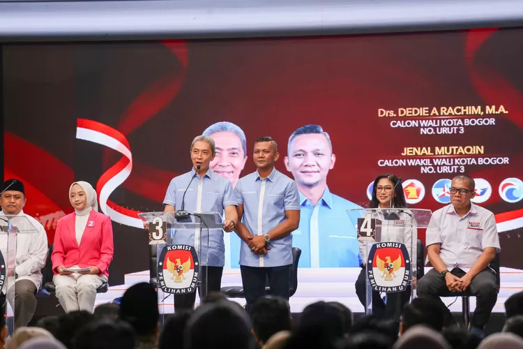 Pasangan Dedie-Jenal menyampaikan gagasan dalam debat paslon di Pilkada 2024. (Fadli Metropolitan)