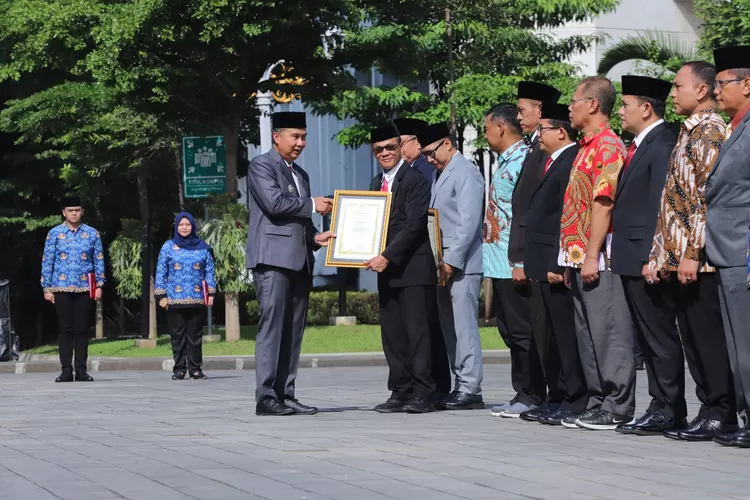 Pemkab Bogor meraih penghargaan Universal Health Coverage (UHC) award dari Gubernur Jawa Barat Bey Machmudin pada momentum peringatan HKN ke-60 tingkat Provinsi Jawa Barat,&nbsp;di Gedung Sate, Bandung, Selasa, 12 November 2024. (Diskominfo)