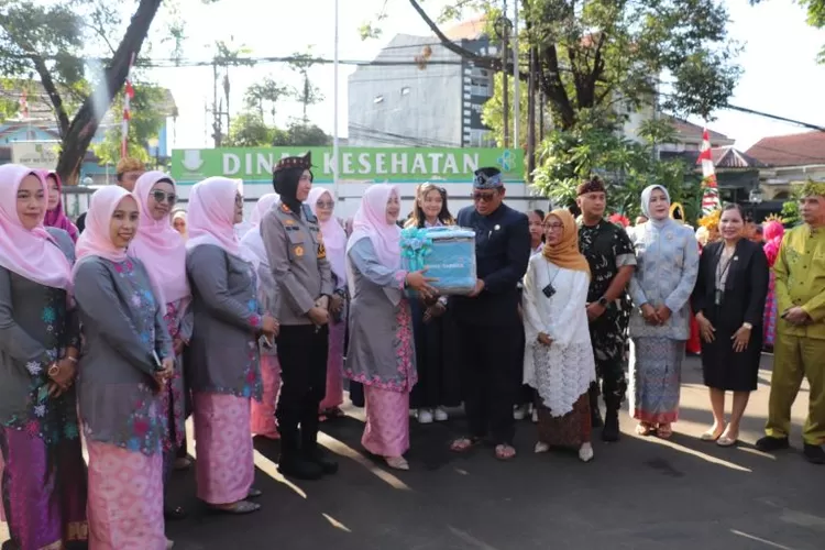 Saat peringatan HKN ke 60, Pj Wali Kota Sukabumi Kusmana Hartadji kompak pakai baju adat selaras dengan gerak bersama sehat bersama (Satiri)