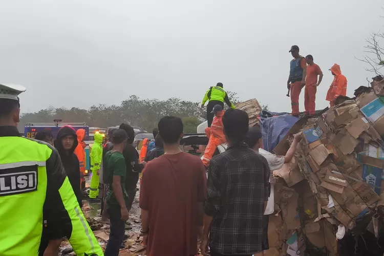 Petugas gabungan saat mengevakuasi kendaraan dan korban yang terlibat dalam peristiwa kecelakaan beruntun di  KM 92 Tol Cipularang.