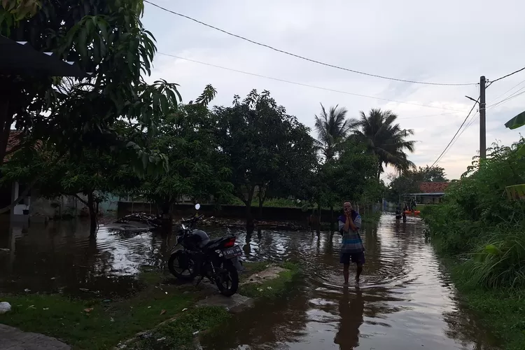 Baru sepekan diguyur hujan saat musim penghujan, Desa Karanglinggar, Telukjambe Barat, Kabupaten Karawang sudah terendam banjir (Herman)