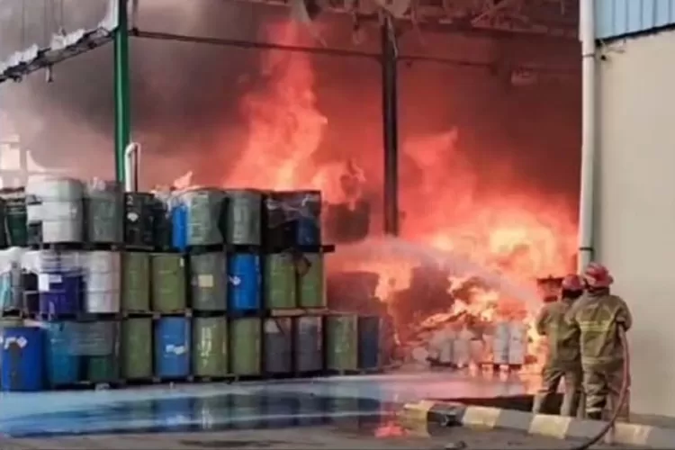 kebakaran pabrik pengolahan sampah di Desa Weninggalih, Kecamatan Jonggol, Kabupaten Bogor, Kamis, 14 November 2024. (Tangkapan layar)