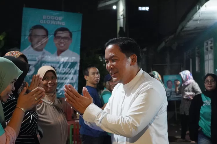 Calon Wali Kota Bogor, Dokter Rayendra menghadiri undangan ngaliwet bareng warga Sindangbarang. 