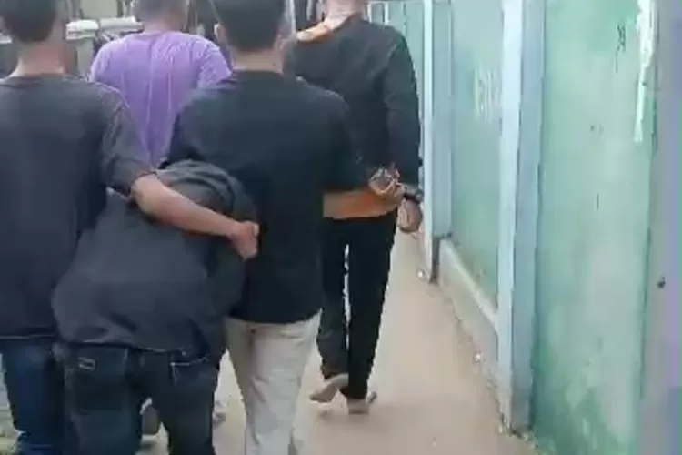 Dua pria berinisial ES dan PS di Desa Cipeucang, Kecamatan Cileungsi, Kabupaten Bogor diarak warga ke Kantor Polisi. (Tangkapan layar)