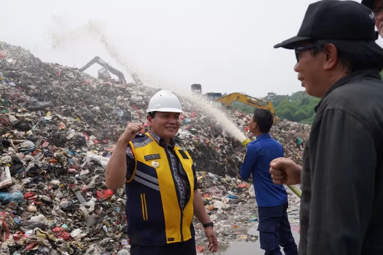 Pj Bupati Bogor Bachril Bakri bersama&nbsp;Kepala Dinas Lingkungan Hidup dan Kebersihan (DLHK) Kabupaten&nbsp;Sidoarjo saat penerspan Eco Lindi di TPA Galuga, Cibungbulang, Kabupaten Bogor, Jumat, 15 November 2024. (Diskominfo)