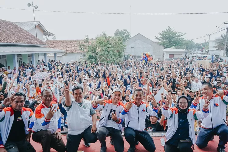 Ribuan pendukung memadati Lapang Tirtajaya, Karawang, untuk mendeklarasi dukungan buat Calon Bupati Karawang Aep Syaepuloh (Herman)