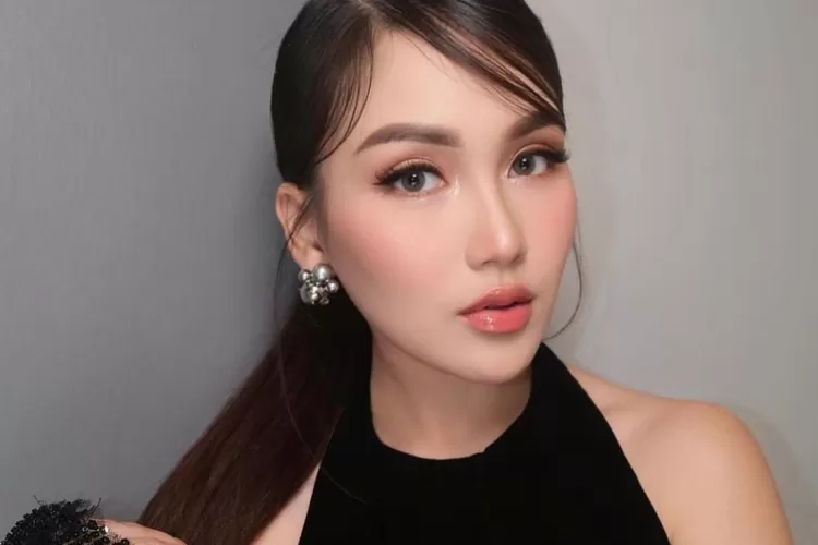 Ayu Ting Ting tengah mendapat sorotan setelah masuk ke live TikTok UMKM lokal (Instagram/@ayutingting92)