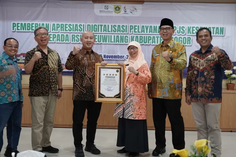 Penyerahan penghargaan kepada RSUD Leuwiliang dari BPJS Kesehatan&nbsp;di Aula Utama RSUD leuwiliang, Jumat, 15 November 2024. (Duskominfo)