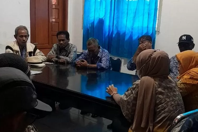 Uang kadeudeuh tak kunjung cair, para pensiunan ASN di Pemkab Karawang mengontrog kantor Korpri untuk meminta penjelasan (dok pribadi)