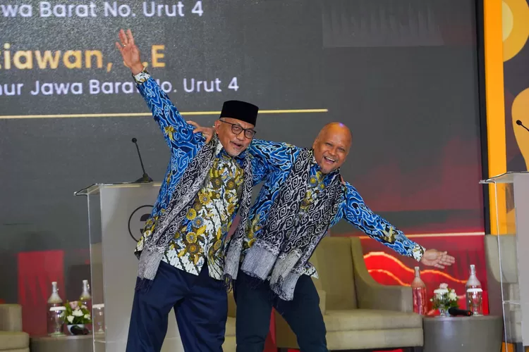 Calon Gubernur dan Wakil Gubernur Jabar Ahmad Syaikhu - Ilham Habibie saat debat putaran kedua di Hotel Patra, Kabupaten Cirebon, Sabtu 16 November 2024. (Ist)