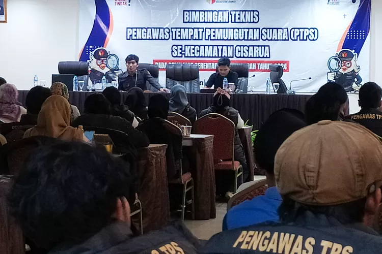 Panwascam Cisarua menggelar&nbsp;bimtek bagi 210 Pengawas Tempat Pemungutan Suara (PTPS) di Ball Room Rizen Premiere Hotel, Kecamatan Cisarua, Kabupaten Bogor,&nbsp;Minggu, 17 November 2024. (Deni)