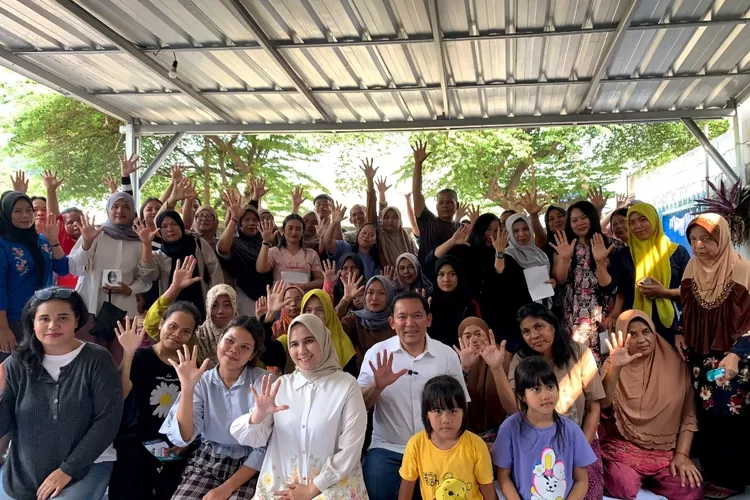 Calon Wali Kota Bogor, Dokter Rayendra foto bersama warga disela kegiatan Sapa Warga. 