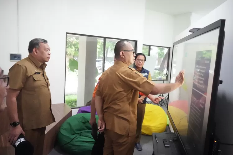 Sekda Kabupaten Bogor Ajat Rochmat Jatnika dan jajaran saat meninjau Command Center di Gedung Sekretariat Daerah, Cibinong, Senin, 18 November 2024. (Diskominfo)