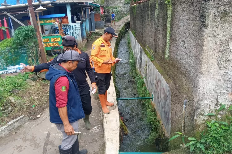 Sebagai bentuk antisipasi banjir, tim gabungan BPBD Kota Sukabumi menggencarkan cek drainase dan susur sungai di beberapa lokasi. (Satiri)