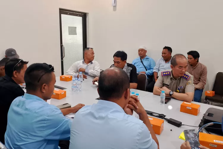 Sejumlah petani asal Kecamatan Cijeruk melakukan audiensi dengan Kepala Kantor Pertanahan Kabupaten Bogor, Senin, 18 November 2024. (Ist)