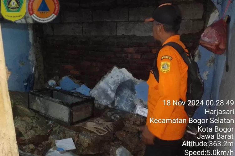 rumah milik warga di Desa Ciawi, Kecamatan Ciawi, Kabupaten Bogor ambruk diterjang hujan deras, Minggu, 17 November 2024. (BPBD)