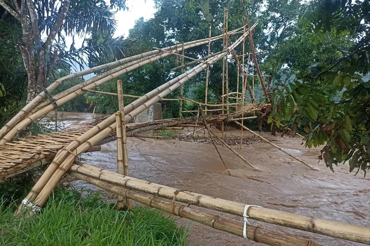 Usai 5 bulan menunggu datang perbaikan, jembatan bambu penghubung Lengkong dan Jampangtengah, Sukabumi malah hancur diterjang banjir (Indra)