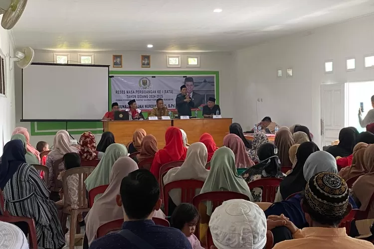 Dalam kegiatan reses, Anggota DPRD Kabupaten Sukabumi Junajah Jajah diminta warga untuk fokus bantu UMKM dan infrastruktur desa (Indra)