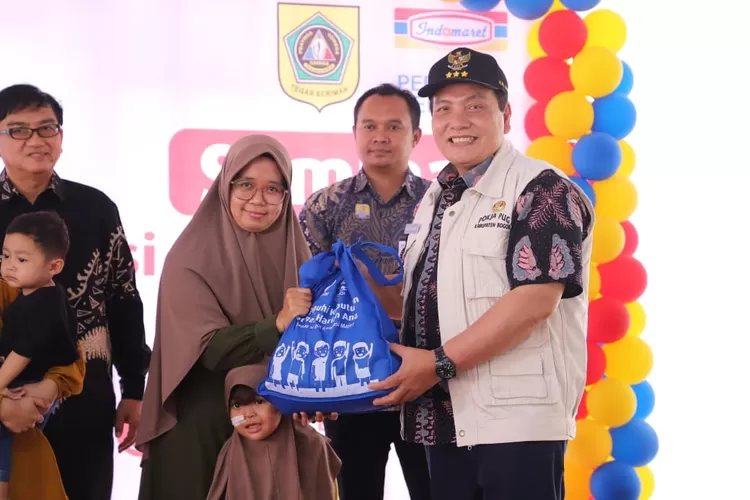 Pj Bupati Bogor saat menyerahkan paket sembako dan nutrisi untuk warga Tajurhalang dan Bojonggede program pengentasan stunting hasil kolaborasi dengan pihak swasta, Jumat, 15 November 2024. (Diskominfo)