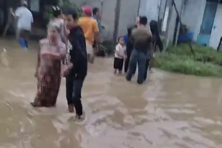 Perumahan Primavera Residence di wilayah Kecamatan Klapanunggal, Kabupaten Bogor direndam banjir, Senin 18 November 2024. (Tangkapan layar)