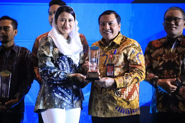 Pj Bupati Bogor Bachril Bakri saat menerima penghargaan pada Penganugerahan Penghargaan Perlindungan Konsumen 2024 di Hotel Fugo, Kota Banjarmasin, Kalimantan Selatan, Senin, 18 November 2024. (Diskominfo)