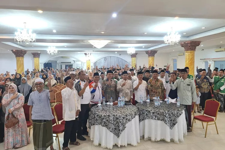 Para santri hingga tokoh ponpes Al Hikamussalafiyah Cipulus mendukung Aep Maslani untuk menangkan Pilkada Karawang 2024 (Herman)