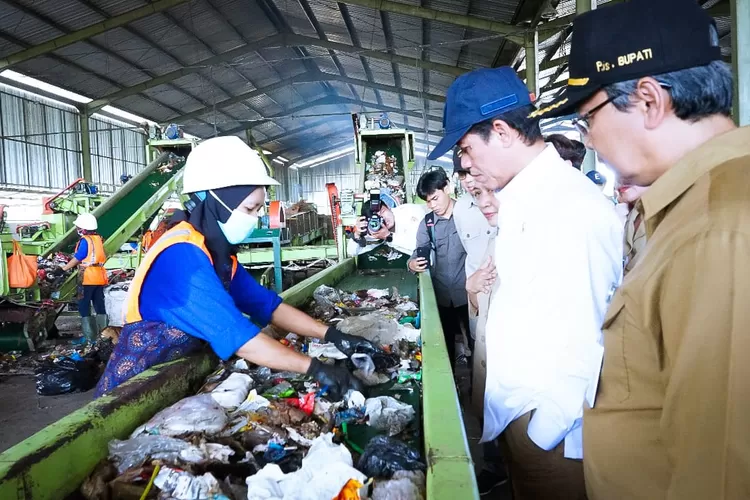 Menteri Lingkungan Hidup Hanif Faisol Nurofiq memuji langkah Pemerintah Kabupaten Sleman dalam pengelolaan sampah (dok pribadi)