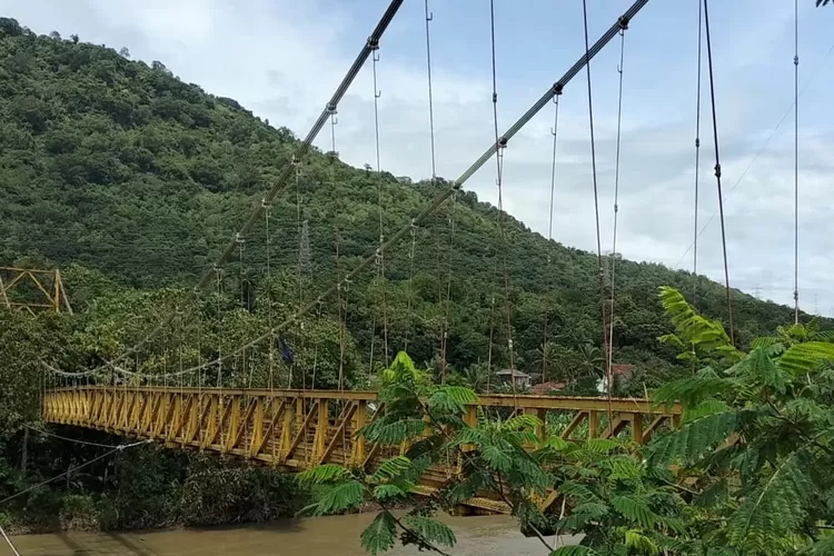 Dianggap memiliki potensi wisata sebagai ikon sejarah, dua politisi PKB mengagumi Jembatan Kuning Bagbagan, Kabupaten Sukabumi (ist)