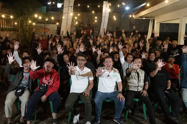 Pasangan Dokter Rayendra-Eka Maulana foto bersama dengan Komunitas Milenial Kota Bogor. 