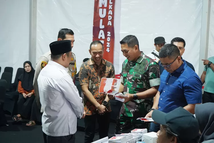 Saat meninjau simulasi Pilkada, Anggota DPRD Kota Bogor Rusli Prihatevy meminta KPU Kota Bogor untuk memperhatikan kesehatan petugas di TPS (DPRD Kota Bogor)
