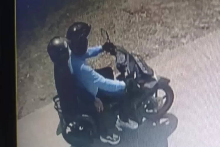 Terduga pelaku perampokan terekan CCTV di Desa Bojongnangka, Kecamatan Gunungputri, Kabupaten Bogor, Selasa, 19 November 2024. (Tangkapan layar)
