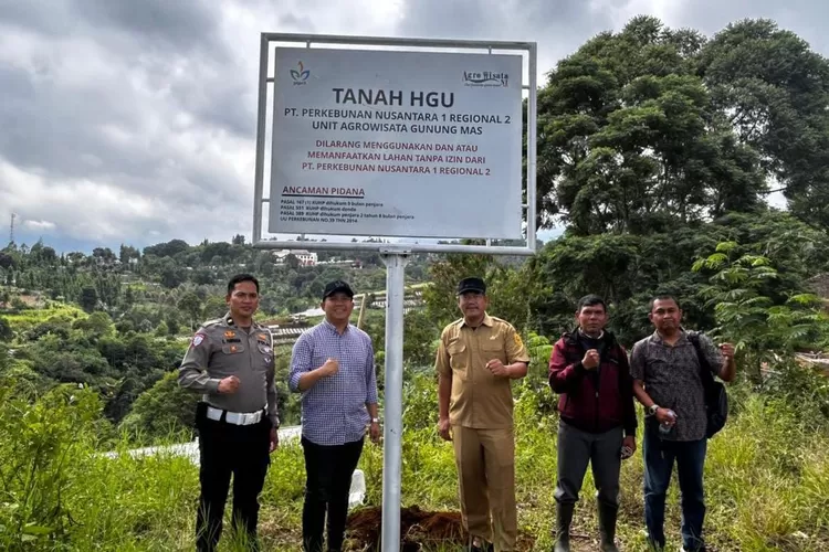 Pemasangan olang PTPN di wilayah Desa Citeko, Kecamatan Cisarua, Kabupaten Bogor. (Metropolitan)