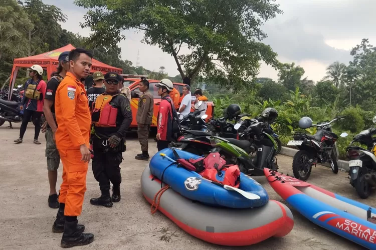 Tim SAR Gabungan saat melakukan pencarian balita yang hanyut di Kali Ciluar, Cibinong, Kabupaten Bogor. (Ist)